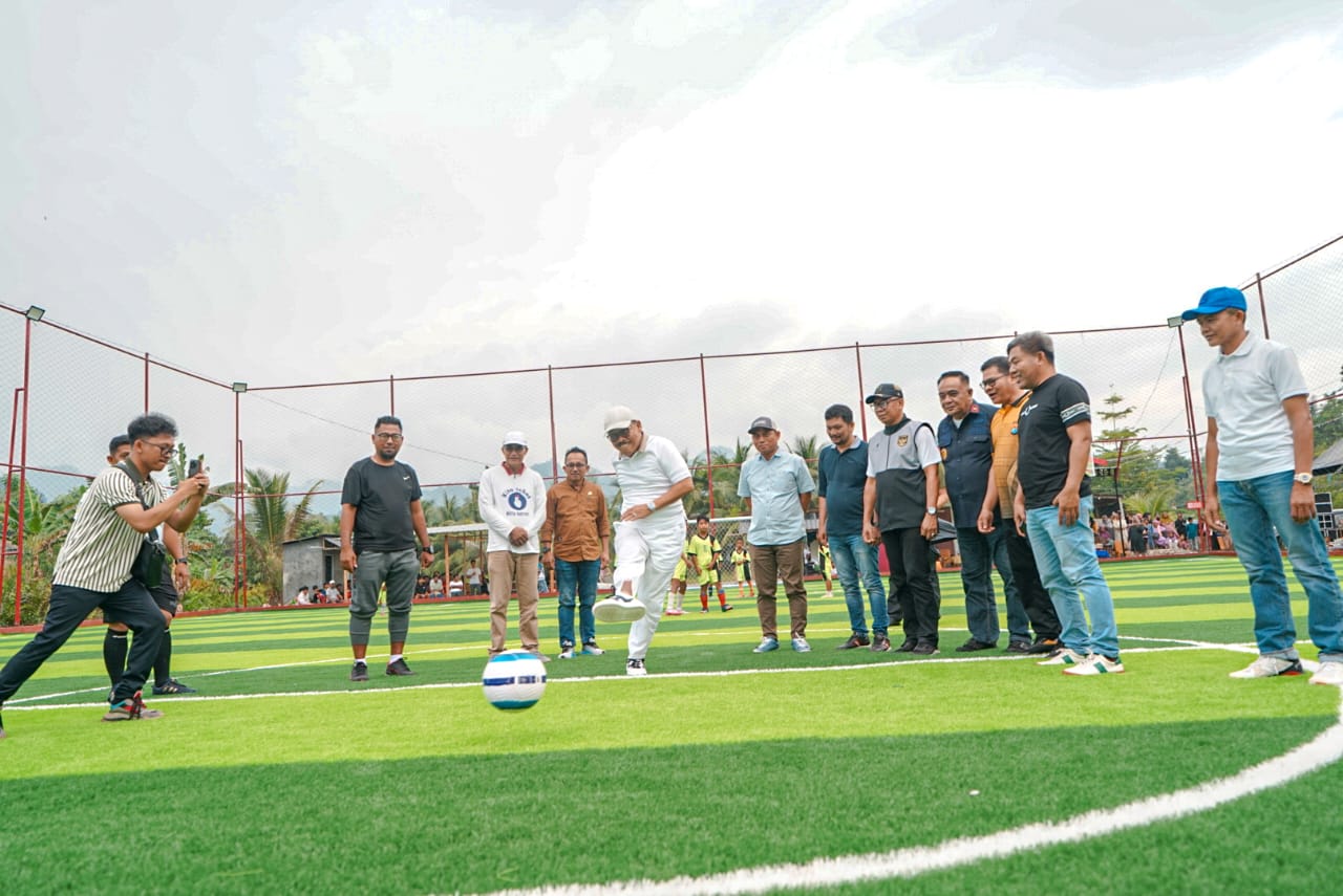 Resmikan Lapangan Mini Soccer di Kalukku, Gubernur Sulbar Dorong Pembinaan Generasi Muda