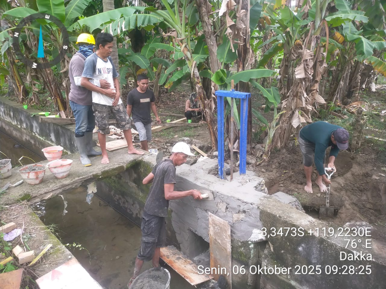 Petani dan Petugas Kompak Gotong-royong Pasang Pintu Air Tersier di Saluran Irigasi Lakejo