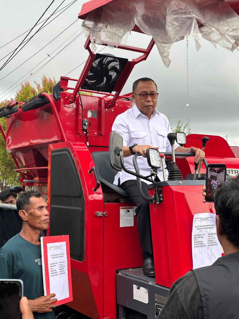 Serahkan Bantuan Alsintan di Pasangkayu, Agus Ambo Djiwa: Petani Sejahtera Ekonomi Daerah Juga Ikut Tumbuh