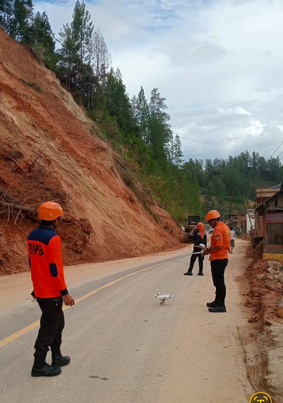 BPBD Sulbar Tinjau Kondisi Terkini Tanah Longsor di Jalan Poros Bombong – Lambe Mamasa