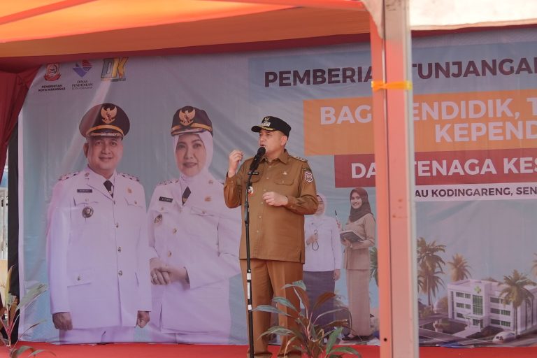 Berkunjung ke Pulau, Munafri-Aliyah Serahkan Tunjangan Khusus Tenaga Pendidik-Kesehatan
