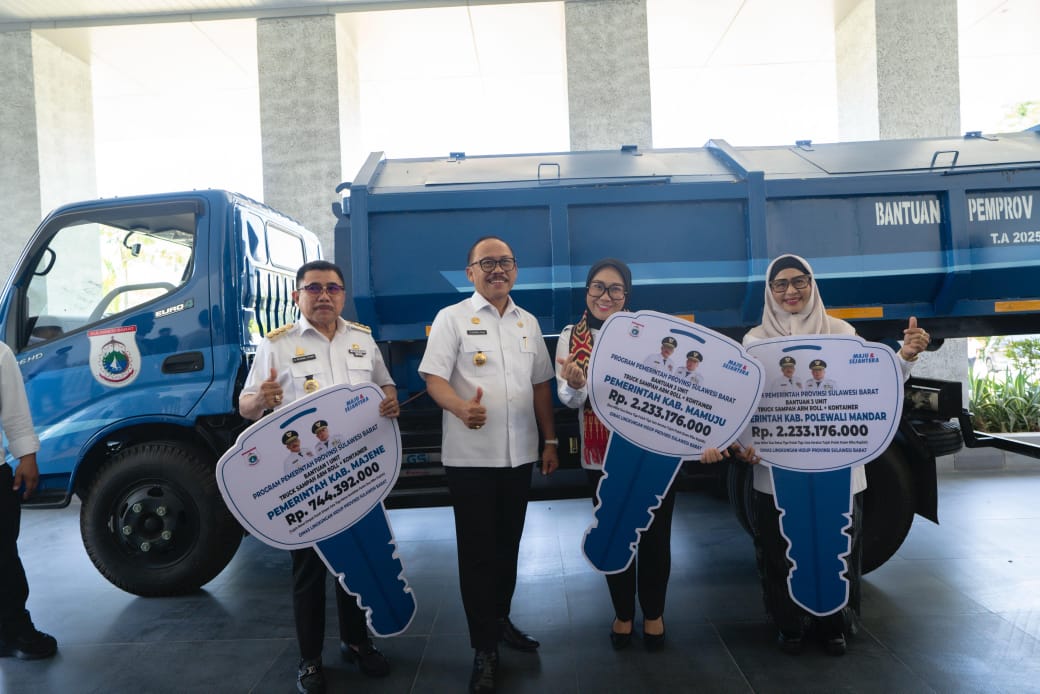 Gubernur Suhardi Duka Serahkan Bantuan Truk Sampah untuk Pemkab se-Sulbar secara Bertahap