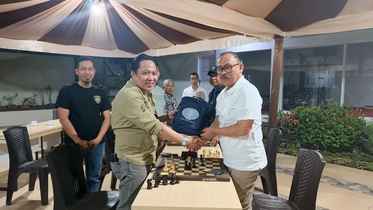 Jelang Launching Maskot Kejurnas 2025, Gubernur dan Ketua Percasi Sulbar Lakukan Eksebisi Catur 