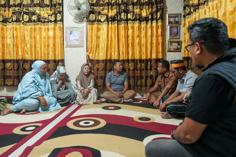 Kunjungi Kediaman Almarhum Abay, Gubernur Sulsel Dukungan Moril dan Bantuan Material
