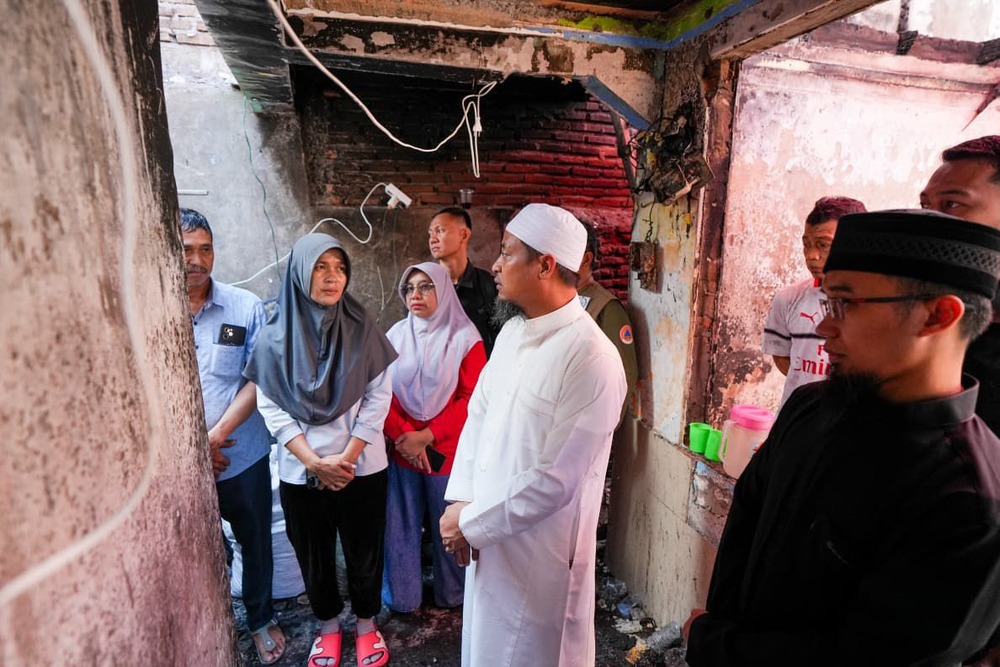 Kunjungi Posko Pengungsian Korban Kebakaran Baji Dakka, Gubernur Andi Sudirman Serahkan Santunan
