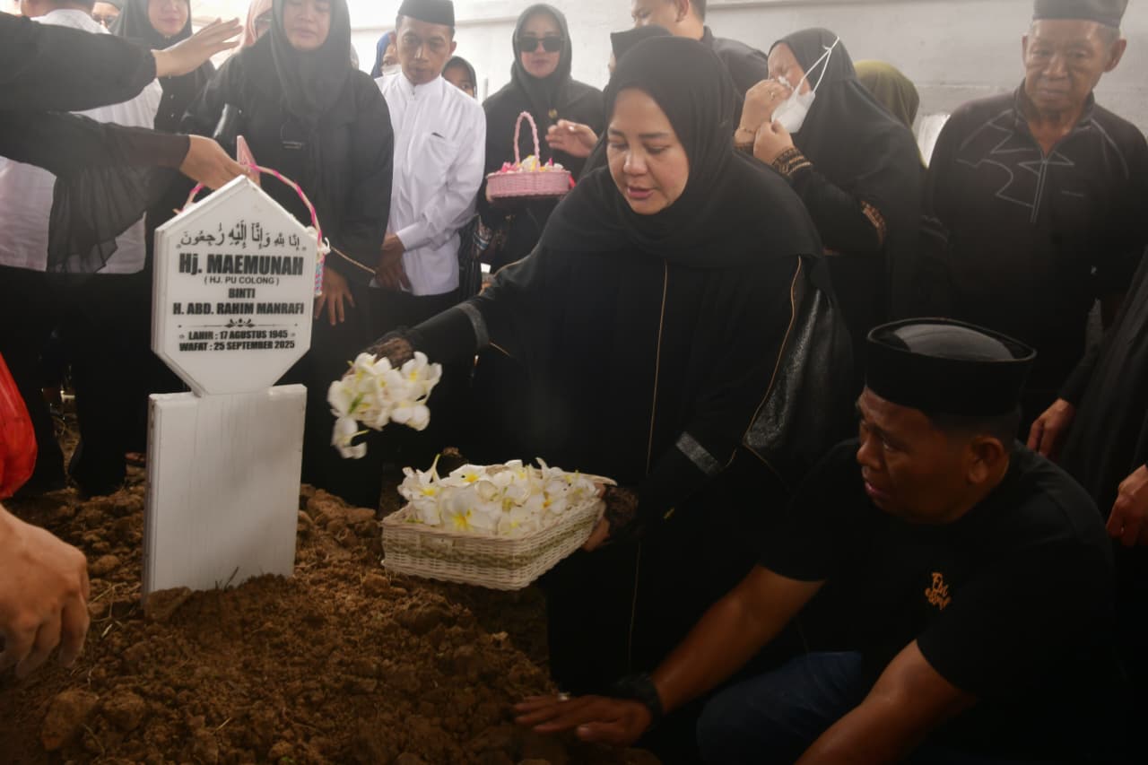 Prosesi Pemakaman Ibunda Wagub Fatmawati Rusdi di Sidrap Penuh Khidmat dan Haru