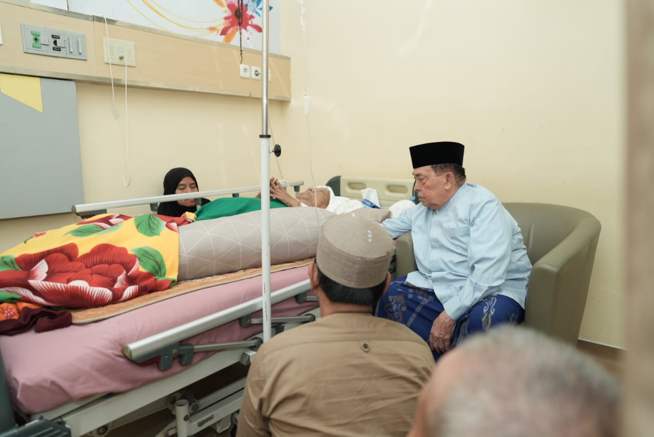 Kehangatan Wagub Sulbar Saat Menjenguk Tokoh Masyarakat di RSUD Andi Depu