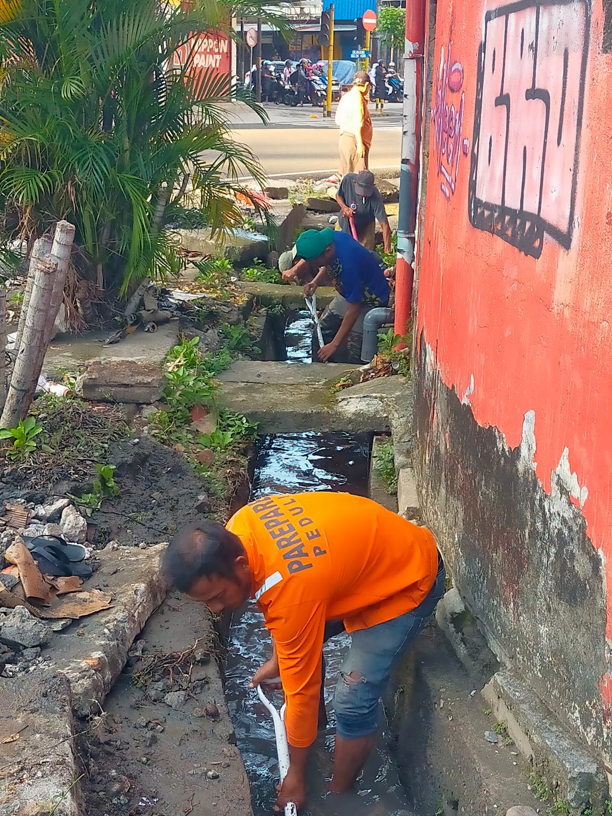 Jumat Bersih, ASN dan Masyarakat Kompak Kerja Bersama Bersihkan Drainase, Parepare Bersih Butuh Kolaborasi 