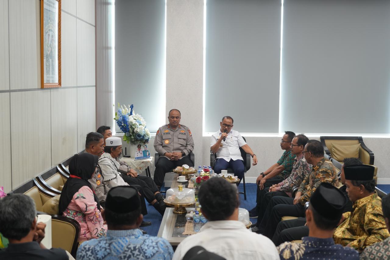 Gubernur Suhardi Duka Fasilitasi Mediasi Damai Konflik Warga Kuridi dan Kasambang 