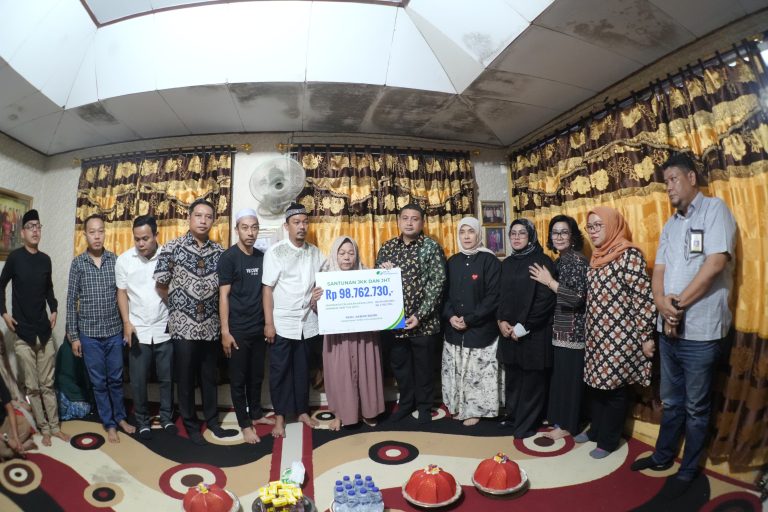 Munafri-Aliyah Serahkan Santunan bagi Keluarga Korban Kebakaran Gedung DPRD Makassar