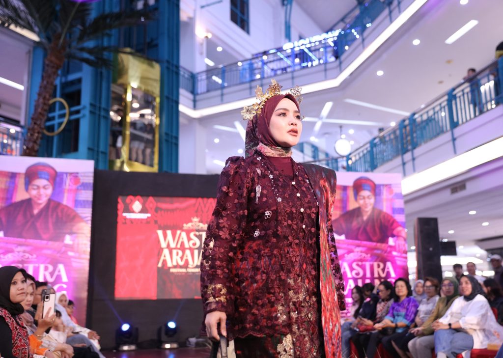 Lestarikan Kain Tradisional, Dekranasda Makassar Pamerkan Tenun Bombang dan Lontara di Wastra Arajang 2025