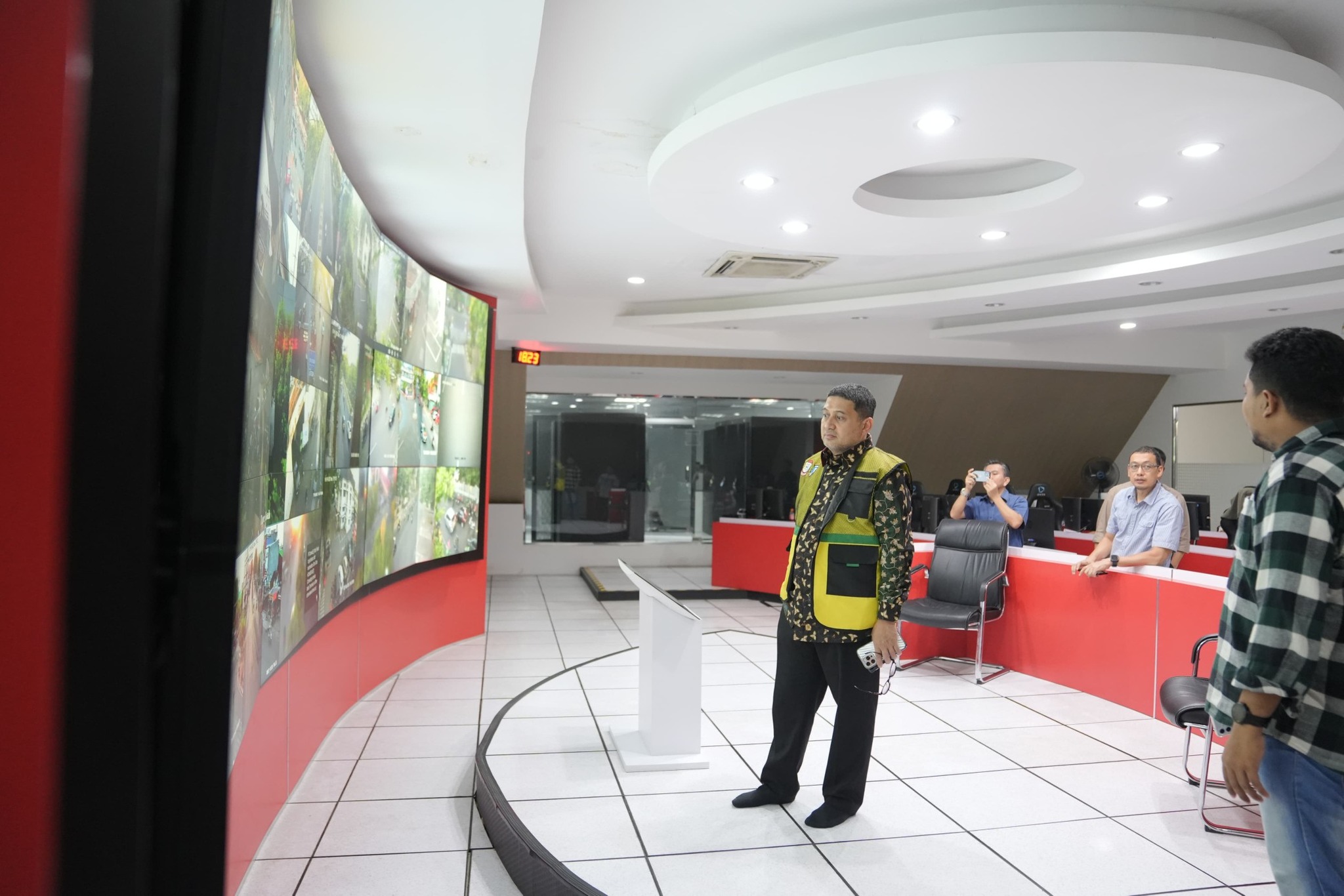 Munafri Pantau Titik Aksi Demo di Makassar dari Ruang Kontrol War Room