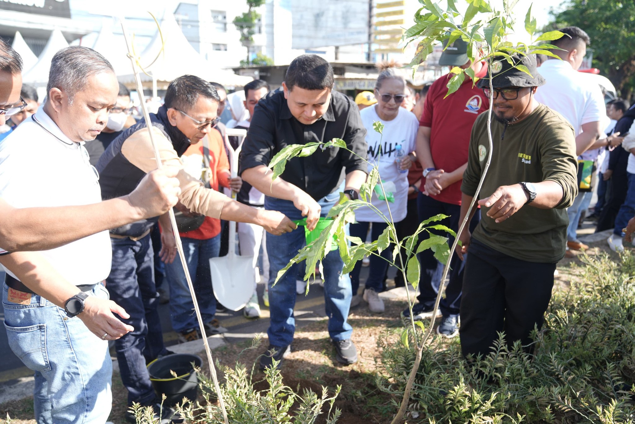 Munafri–Melinda Hadiri Penanaman Tabebuya yang Digelar GPIB, Ajak Rawat Kebersihan Lingkungan