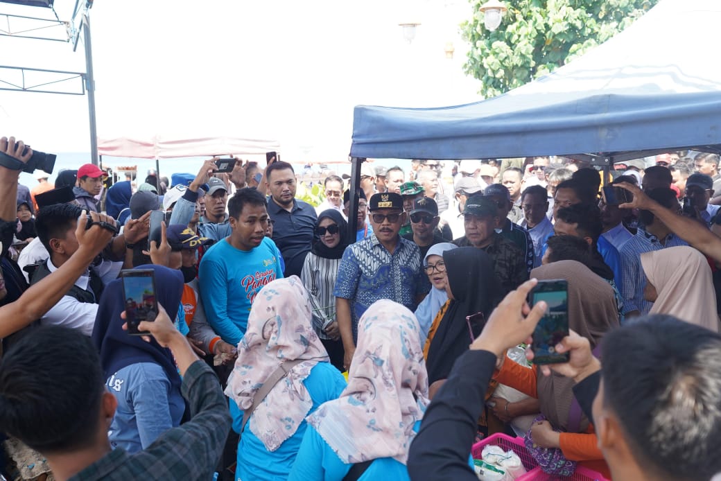 Gubernur Hadiri Final Festival Sandeq Teluk Mandar 2025, Masyarakat Antusias Serbu Pasar Murah