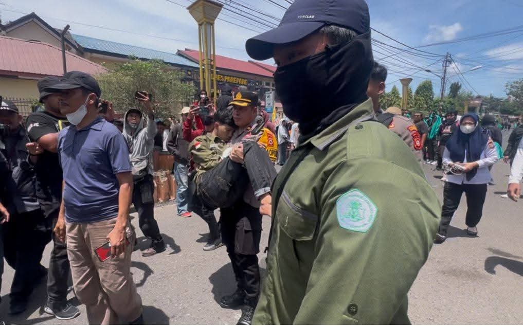 Sigap, Wakapolres Parepare Gendong Mahasiswa Pingsan di Tengah Aksi Demo