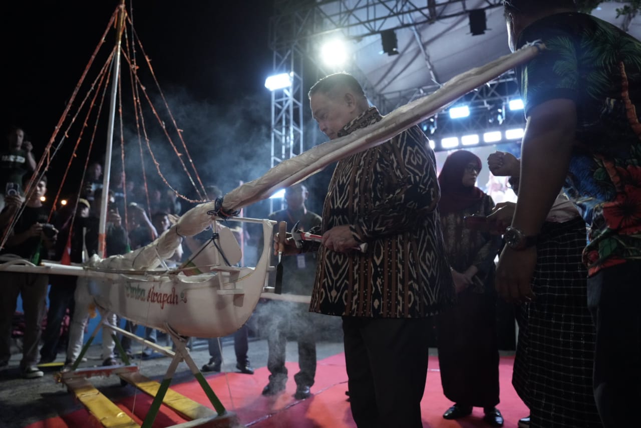 Dongkrak Wisata dan Ekonomi Lokal, Festival Sandeq Teluk Mandar Resmi Dibuka dengan 34 Perahu Peserta
