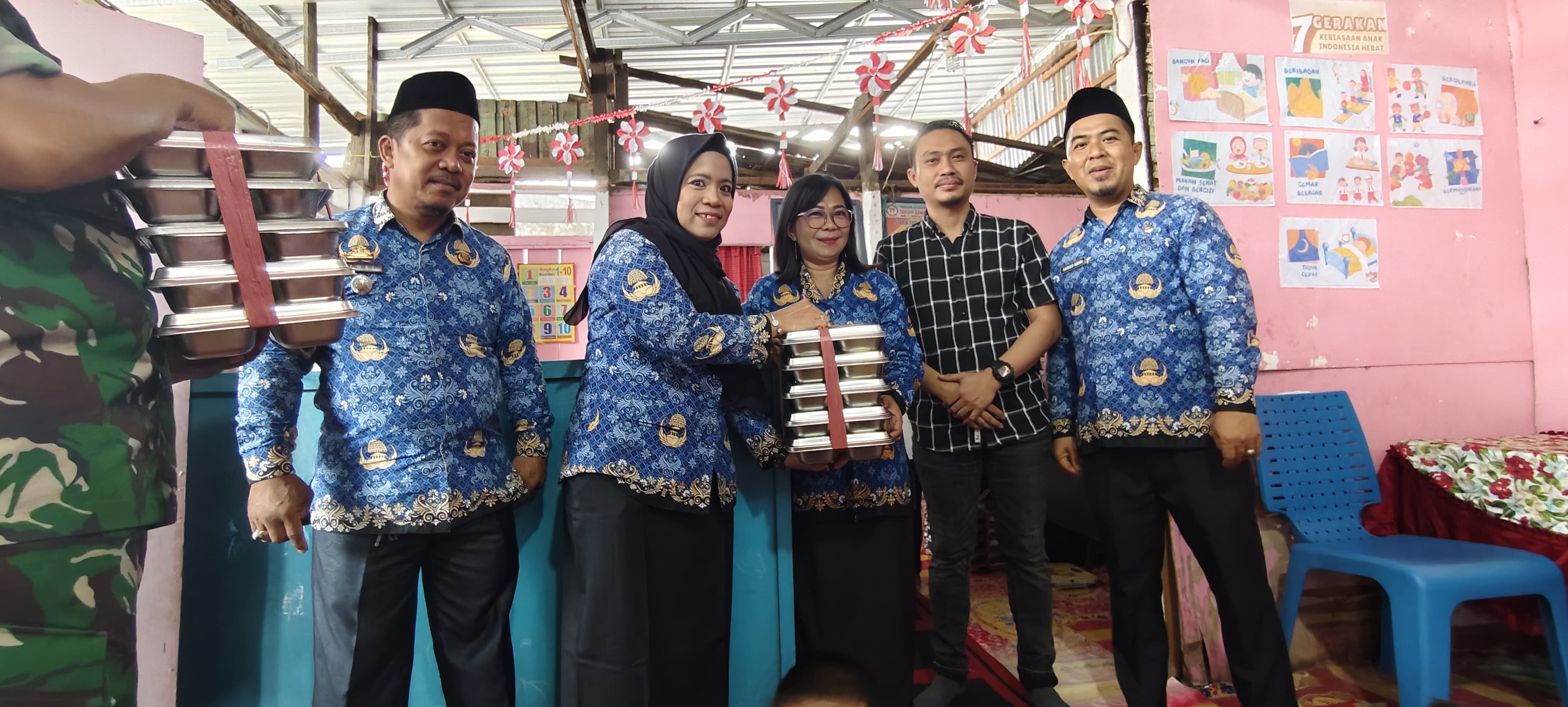 Disambut Gembira Pendistribusian Perdana Makanan Bergizi Gratis oleh SPPG Bukit Indah di Kecamatan Soreang