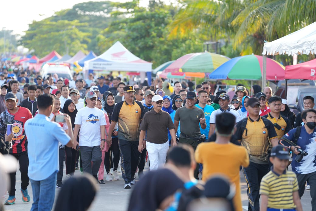 Semarak HUT ke-21 Sulbar: Gubernur Suhardi Duka Borong Dagangan UMKM dan Bagikan ke Warga