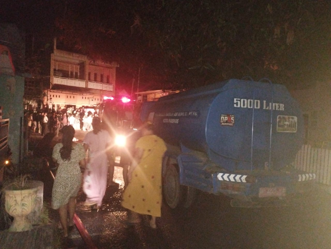 Sigap, Mobil Tangki PAM Tirta Karajae Bantu Padamkan Api Kebakaran di Jalan Menara Soreang 