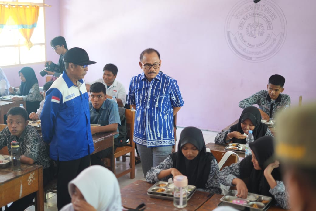 Dukung Program Prabowo, Gubernur Sulbar Pantau Langsung Pelaksanaan MBG di Sekolah