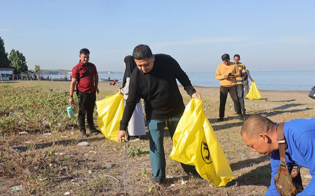 Gotong Royong Massal di Makassar pada Momen World Cleanup Day 2025