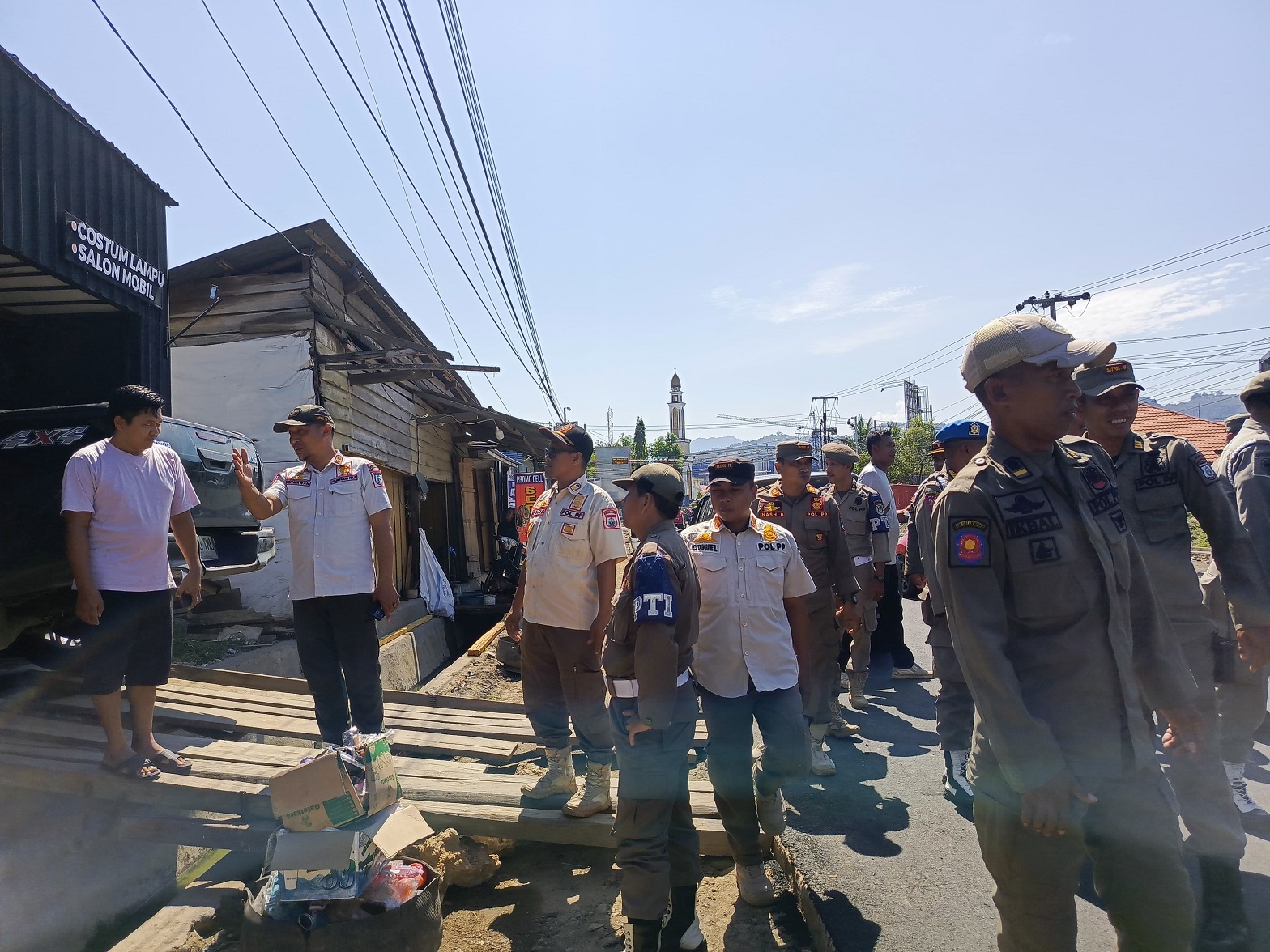 Tertibkan Bangunan Liar di Bahu Jalan dan Saluran Air, Satpol PP-Damkar Sulbar Lakukan Pendekatan Persuasif di Mamuju