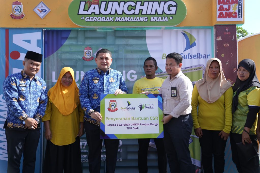 Bentuk Nyata Perhatian, Wali Kota Munafri Serahkan Gerobak untuk Pedagang Bunga TPU Dadi