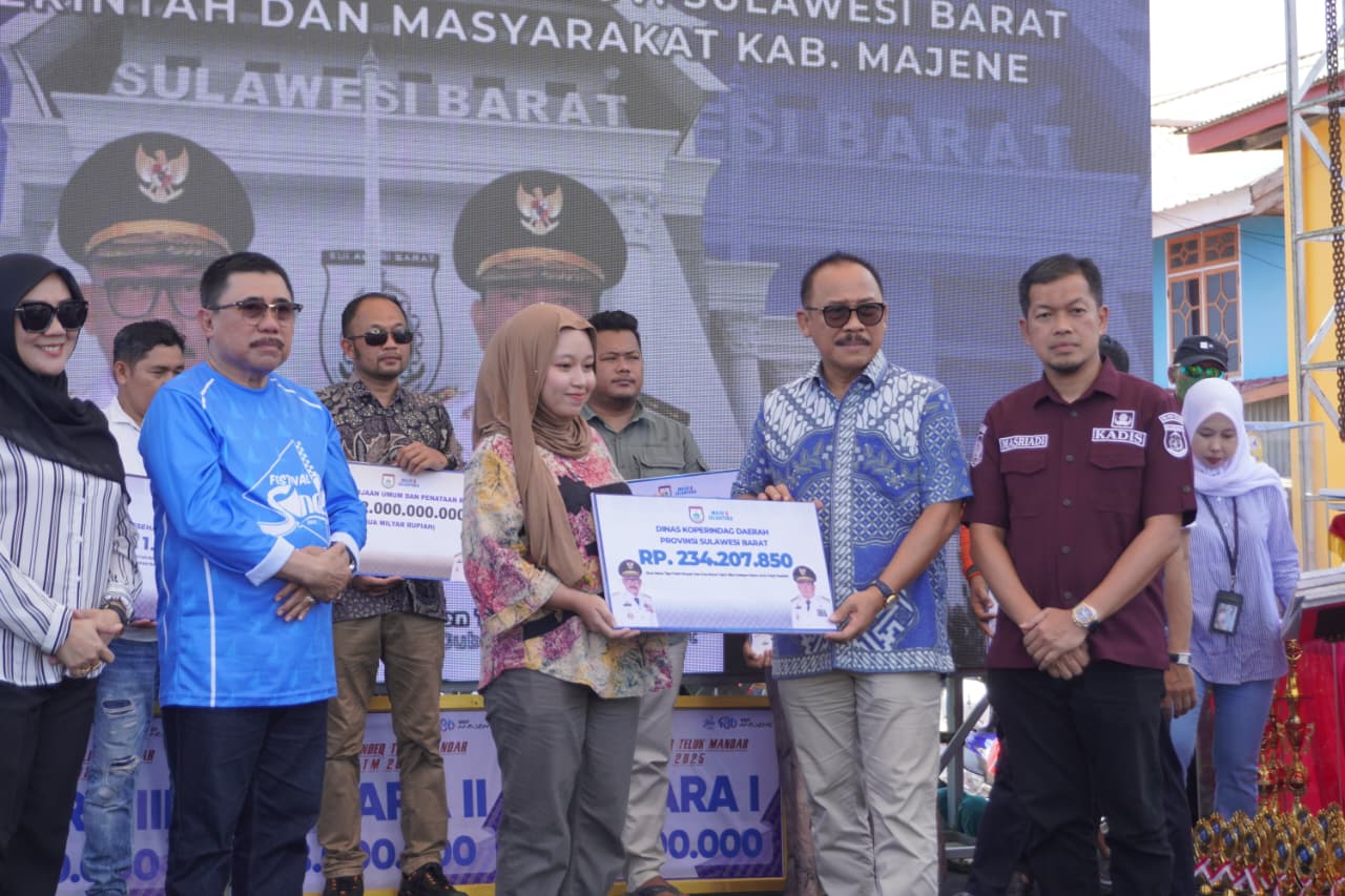 Gubernur Sulbar Serahkan Bantuan Peralatan Produksi Senilai Rp234,2 Juta untuk UMKM Majene