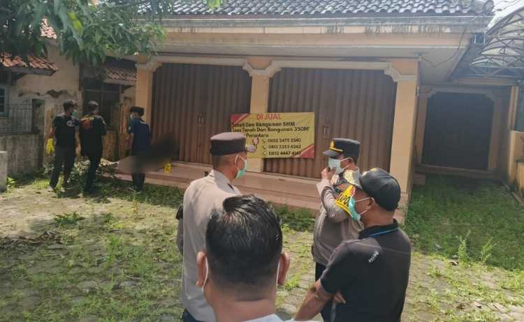 Jasad Wanita Ditemukan Terduduk Kaku di Depan Garasi, Keluarga Sebut Alami Depresi