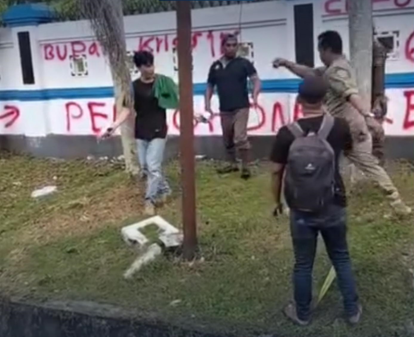 Tuntut Realisasi Janji Pengangkatan PPPK Nakes dan Guru, Demonstran Lakukan Aksi Mencoret-coret Tembok Kantor Bupati Mamuju