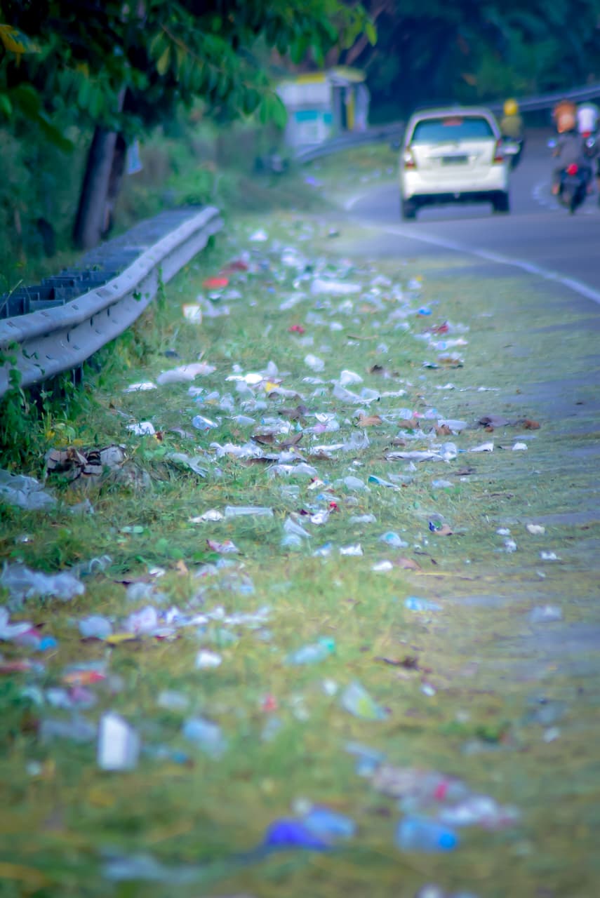 Sampah Berserakan di Jalan Arteri Mamuju, Warga yang Rutin Joging Keluhkan Kebersihan