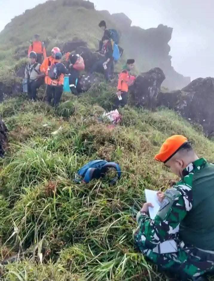 Dalam Kondisi Medan dan Cuaca Ekstrem, Tim SAR Gabungan Berhasil Temukan Serpihan Pesawat dan Satu Korban