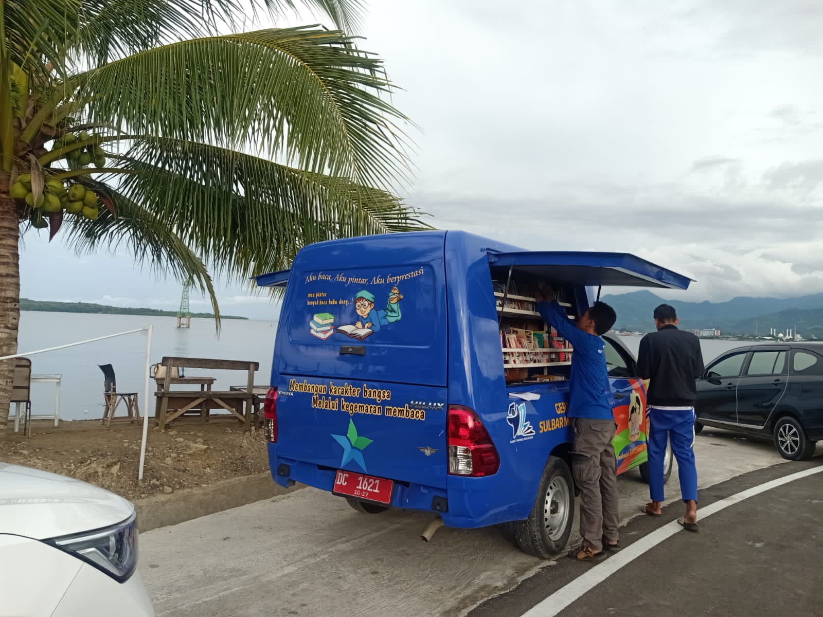 Dinas Perpusip Sulbar Laksanakan Layanan Perpustakaan Keliling di Area Pantai Wisata