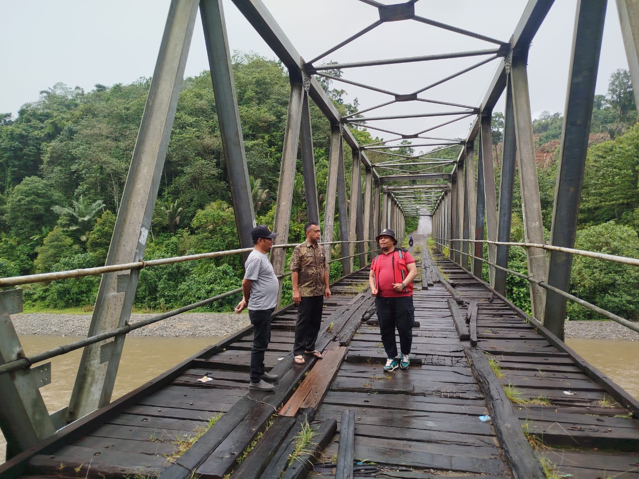 Antisipasi Rusak Berat, Kadis PUPR Sulbar Tinjau Langsung Jembatan Sungai Bonehau