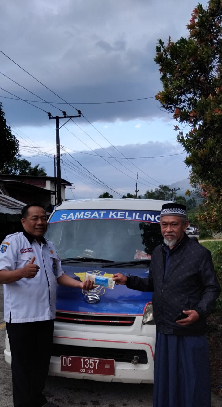 Door to Door Dinilai Efektif, Kepala Bapenda Sulbar Apresiasi Penagihan PKB Rp12,76 Juta di Mamasa