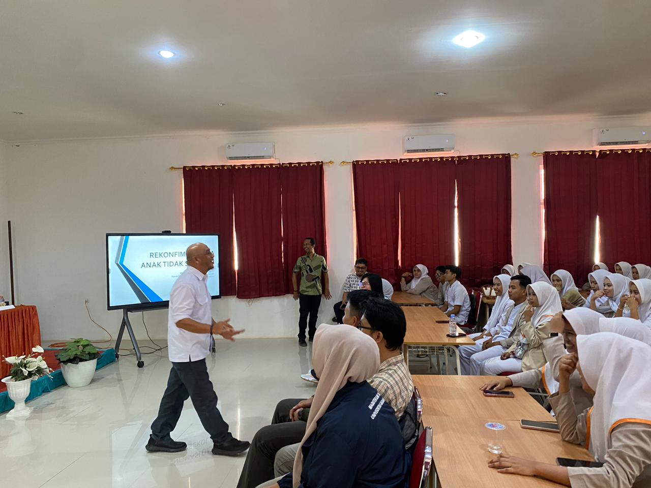 Kadisdikbud Sulbar Gandeng Mahasiswa KKN IHS, Validasi Data ATS di Polman