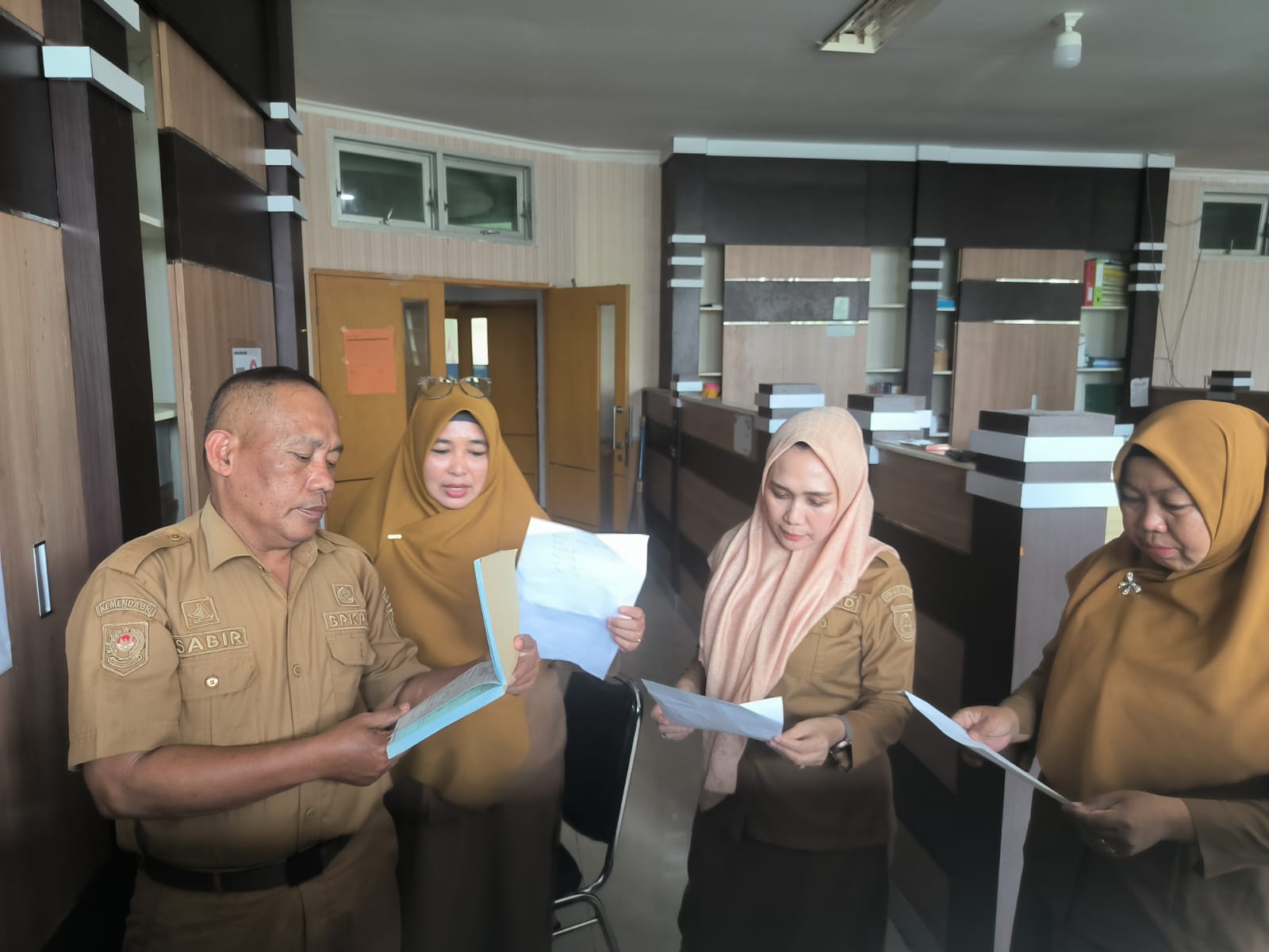 BPKAD dan Bapenda Sulbar Serah Terima Hasil Stock Opname Kertas Berharga 2025 